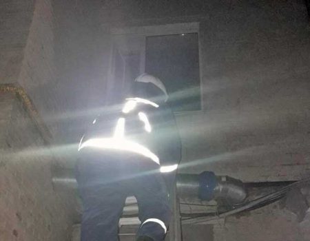 У Кропивницькому рятувальники вночі відкривали двері квартири, де зачинилася дитина