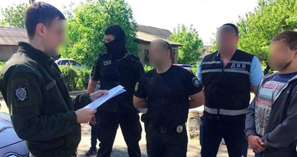 Військова прокуратура на здирництві затримала двох поліцейських у Кіровоградській області. ФОТО