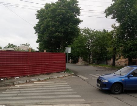 У Кропивницькому забудовник перегородив тротуар. ФОТО