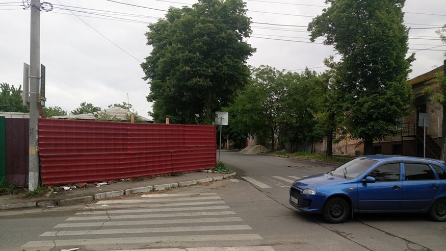 У Кропивницькому забудовник перегородив тротуар. ФОТО