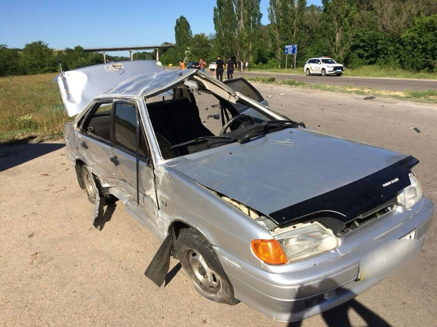 На Кіровоградщині сталася ДТП, одна автівка кілька разів перекинулась у повітрі. ФОТО