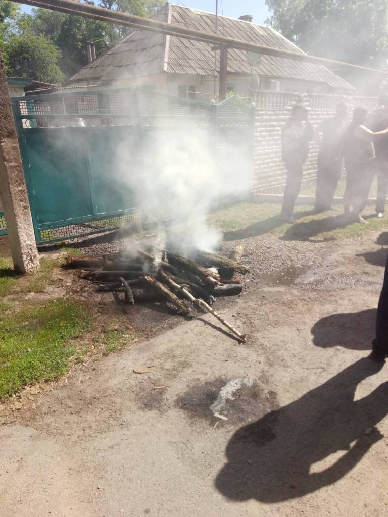 У Луганці на Кіровоградщині, де рейдери захопили агропідприємство, палять шини. ФОТО