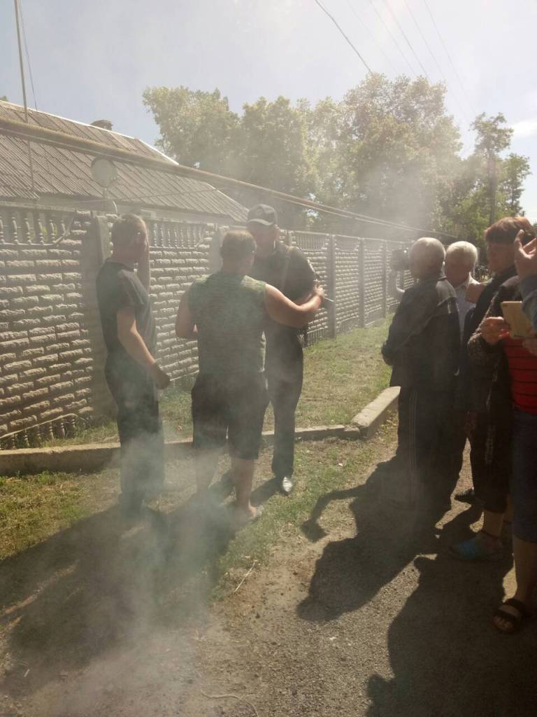 У Луганці на Кіровоградщині, де рейдери захопили агропідприємство, палять шини. ФОТО