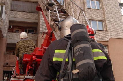 Рятувальники діставалися по драбині в квартиру на третьому поверсі 78-річної бабусі