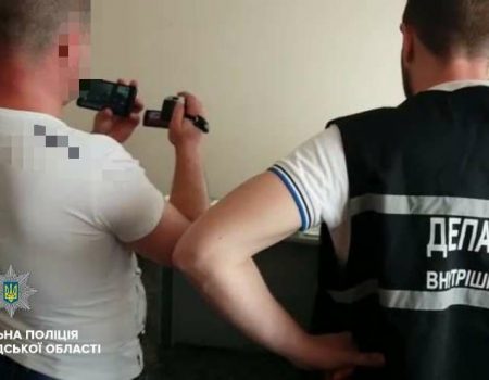 Чоловіка, який намагався підкупити посадовця Патрульної поліції, затримали в Кропивницькому