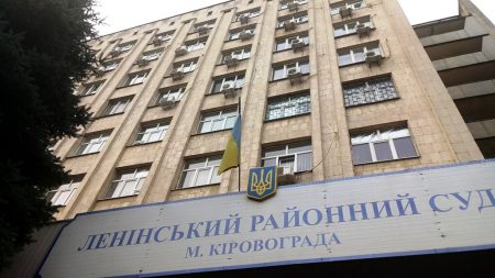 У Кропивницькому пікетуватимуть суд, де слухатиметься справа нотаріуса, підозрюваного в рейдерських схемах