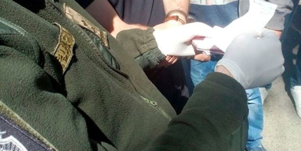 Військова прокуратура на здирництві затримала двох поліцейських у Кіровоградській області. ФОТО