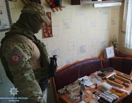 У жителя Кропивницького знайшли вибухівку та наркотики, які він зберігав для власного вживання.ФОТО