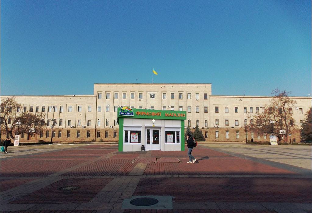 Реакція соцмереж на будівництво на клумбі магазину &#8220;Ятрань&#8221;. ФОТОЖАБИ