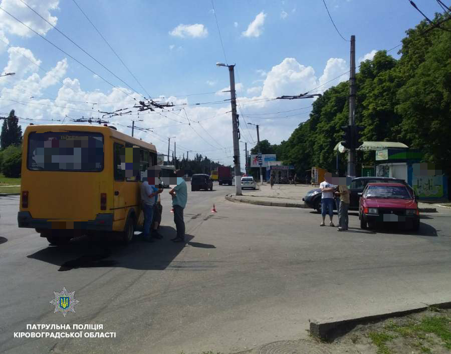 У Кропивницькому при зіткненні двох автомобілів постраждало двоє людей. ФОТО