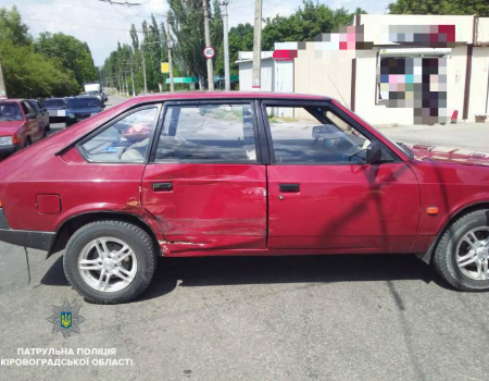 У Кропивницькому при зіткненні двох автомобілів постраждало двоє людей. ФОТО