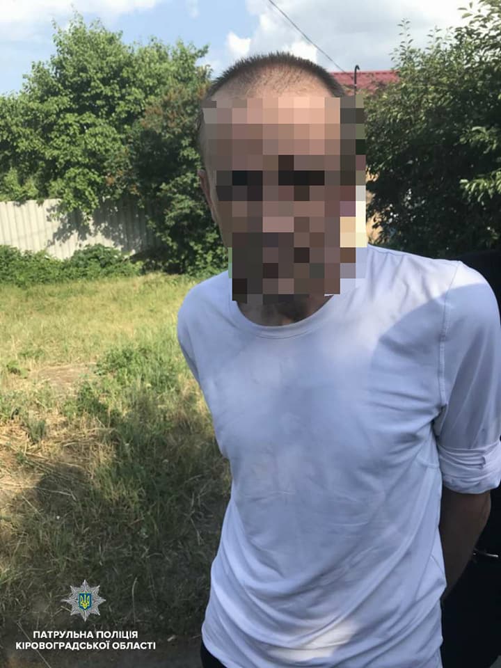 Патрульні спіймали чоловіка, який  зірвав із жительки Кропивницького золотий ланцюжок і втік. ФОТО