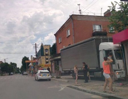 У Кропивницькому фура в’їхала в салон краси. ФОТО. ДОПОВНЕНО