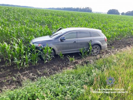 На Кіровоградщині учасники ДТП залишили автівку в полі з кукурудзою і намагалися втекти. ФОТО