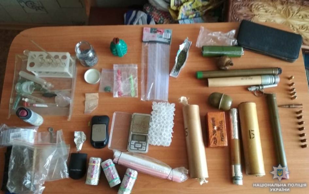 У жителя Кропивницького знайшли вибухівку та наркотики, які він зберігав для власного вживання.ФОТО