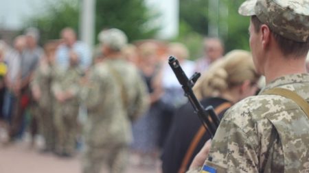 У Кропивницькому попрощалися з Артуром Федосенком, життя якого обірвала куля снайпера. ФОТО