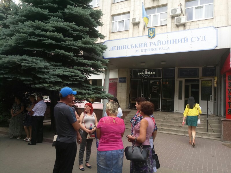 Сьогодні в Кіровоградському окружному адмінсуді триває розгляд справи нотаріуса Олега Задніпряного. ФОТО