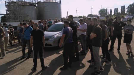 Тітушки, які атакували агропідприємство на Кіровоградщині, «засвітилися» на Братському заводі. ФОТО, ВІДЕО