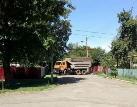У Луганці, де агропідприємство атакують рейдери, селяни забарикадувались з допомогою вантажівок. ФОТО
