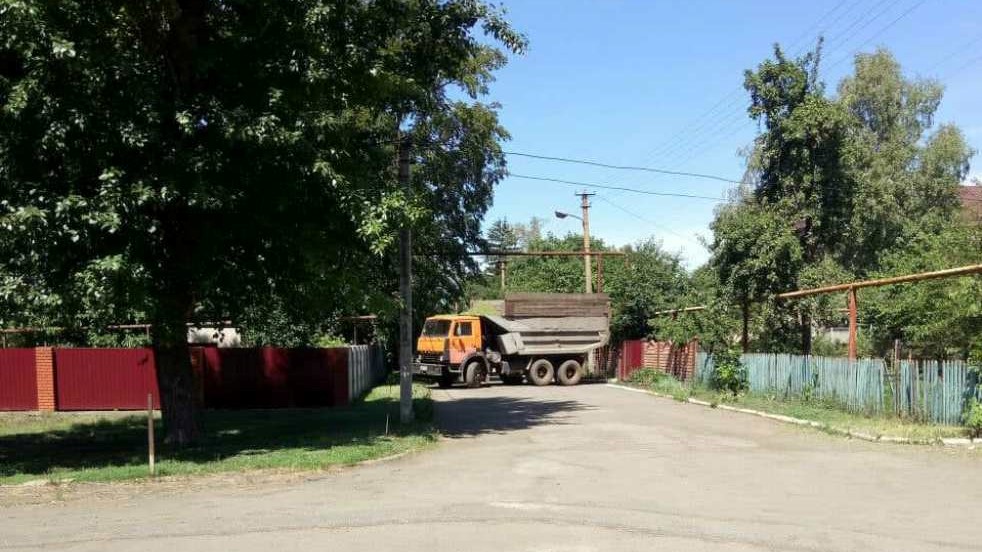 У Луганці, де агропідприємство атакують рейдери, селяни забарикадувались з допомогою вантажівок. ФОТО