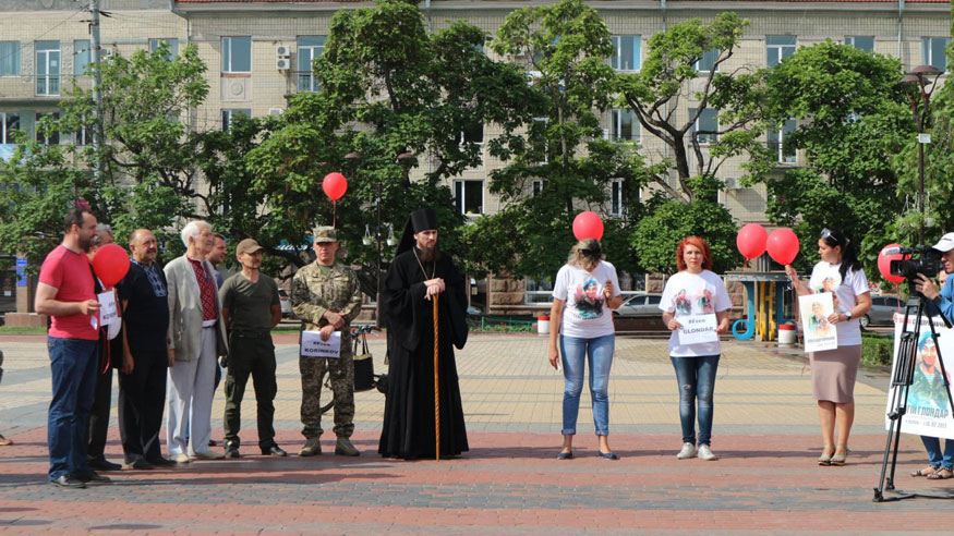 Кропивничани  в День Конституції вийшли на акцію за права та свободу  земляків-військовополонених. ФОТО