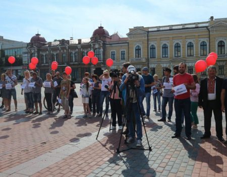 Кропивничани  в День Конституції вийшли на акцію за права та свободу  земляків-військовополонених. ФОТО