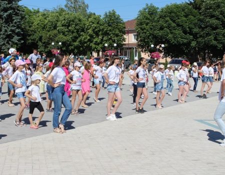 В ОТГ на Кіровоградщині провели масштабний танцювальний флешмоб. ВІДЕО