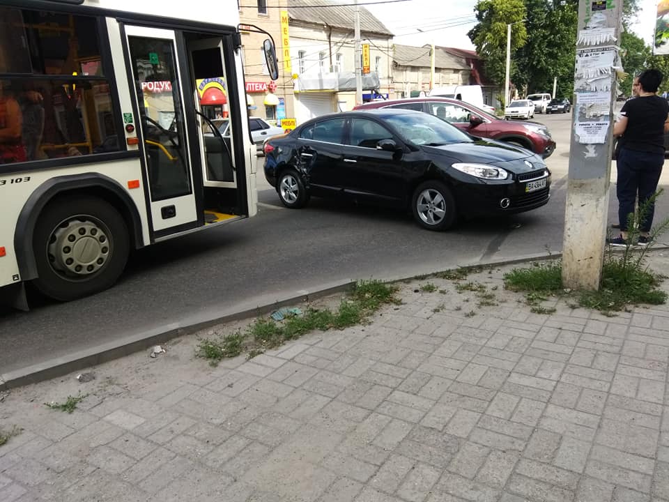 У Кропивницькому трапилася ДТП за участі автівки, автобусу й маршрутки. ФОТО