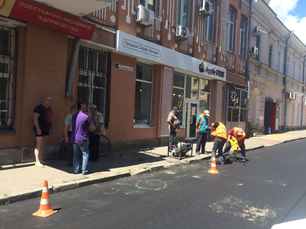 У Кропивницькому під час ремонту вулиці люки «закатали» в асфальт. ФОТО