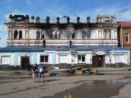 У Бобринці вщент згоріла історична будівля в центрі міста, поруч із пожежною частиною. ФОТО