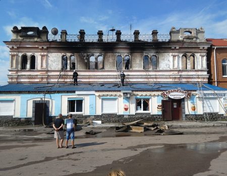У Бобринці вщент згоріла історична будівля в центрі міста, поруч із пожежною частиною. ФОТО