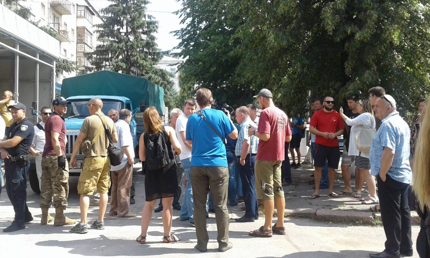 У Кропивницькому учасники АТО хочуть демонтувати магазин "Ятрань", що встановлюють на клумбі. ФОТО