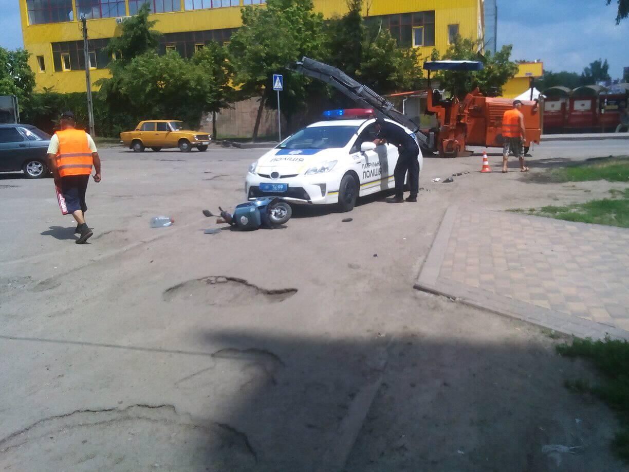 У Кропивницькому сталася ДТП за участі автомобіля патрульної поліції та скутера. ФОТО