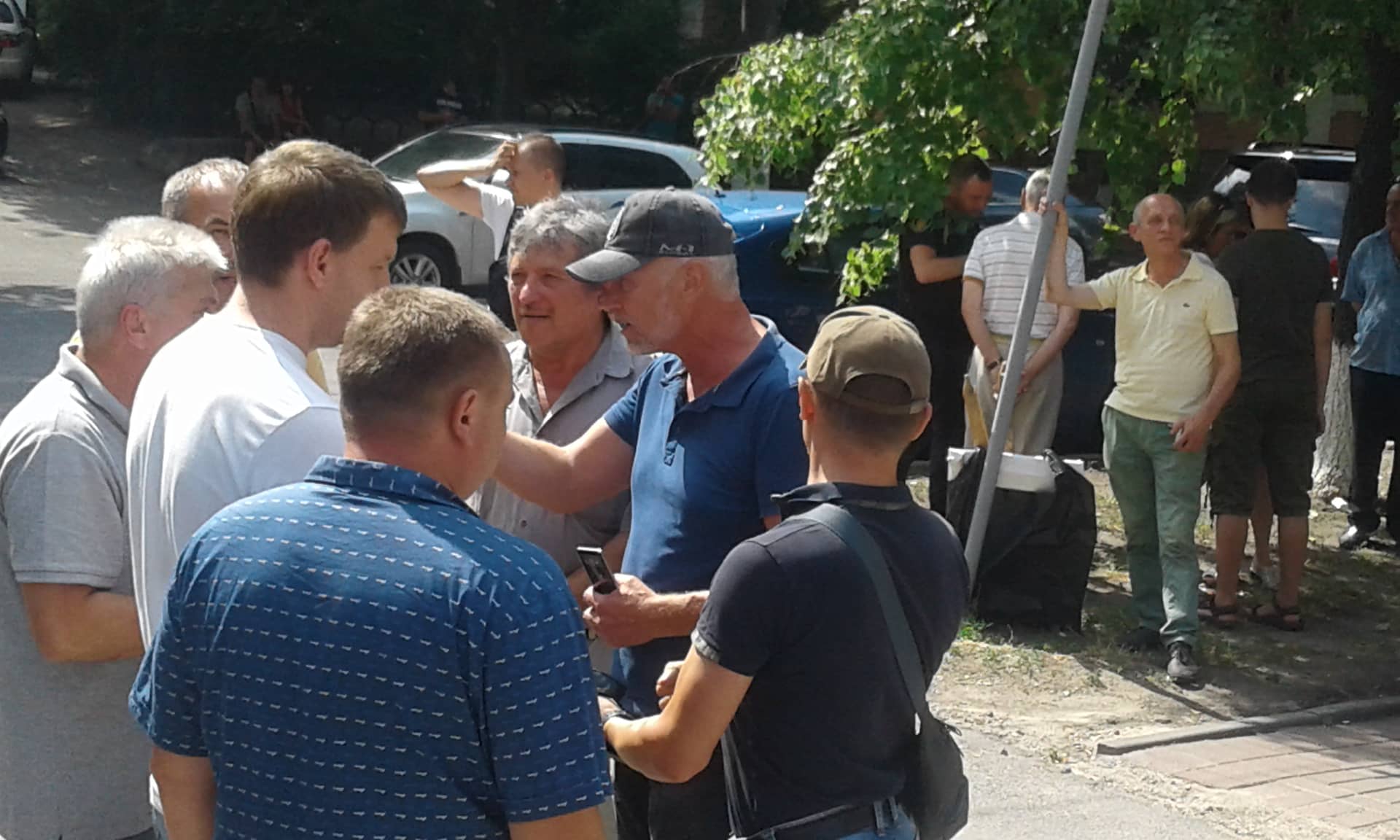 У Кропивницькому учасники АТО хочуть демонтувати магазин "Ятрань", що встановлюють на клумбі. ФОТО