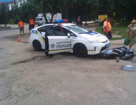 У Кропивницькому сталася ДТП за участі автомобіля патрульної поліції та скутера. ФОТО