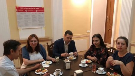 Для кропивницьких журналістів запровадили сніданки з суддями. ФОТО