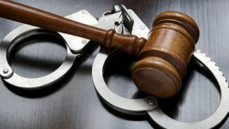 Трьох членів організованої злочинної групи, які продавали недоброякісний алкоголь, судитимуть