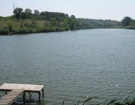 У Долинському районі рятувальники дістали з водойми тіло загиблої жінки