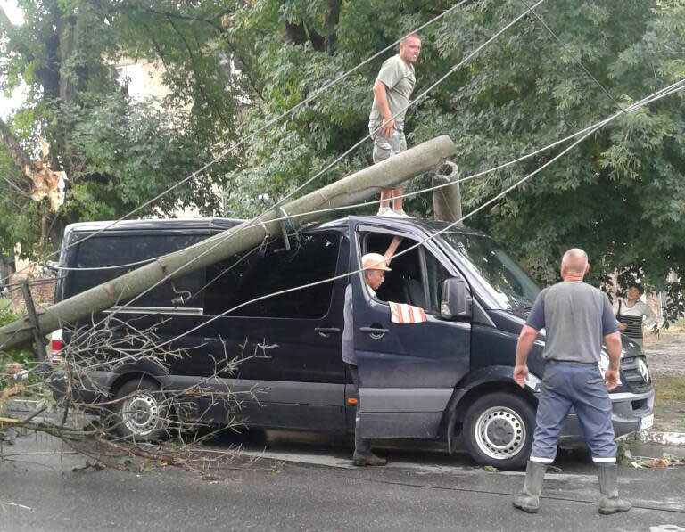 В Олександрії електроопора впала на мікроавтобус із людьми. ФОТО