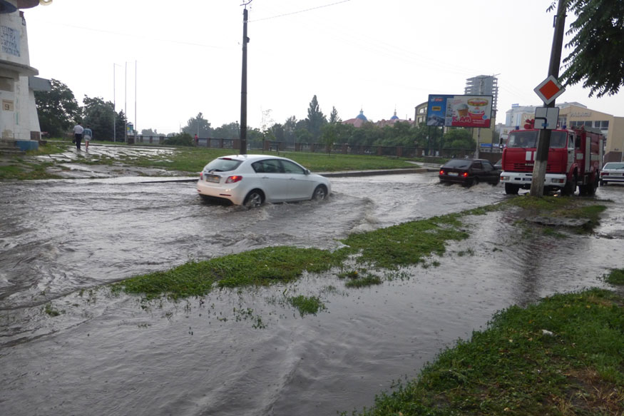 Рятувальники відбуксирували 9 авто після зливи в Кропивницькому. ФОТО