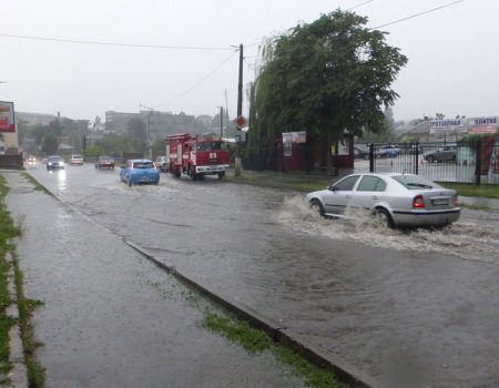 Рятувальники відбуксирували 9 авто після зливи в Кропивницькому. ФОТО