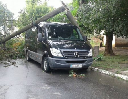 В Олександрії електроопора впала на мікроавтобус із людьми. ФОТО