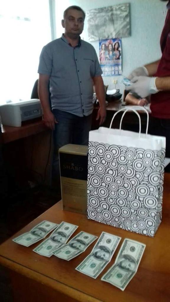 На Кіровоградщині за  підозрою в отриманні 500 доларів хабара затримали секретаря ОТГ