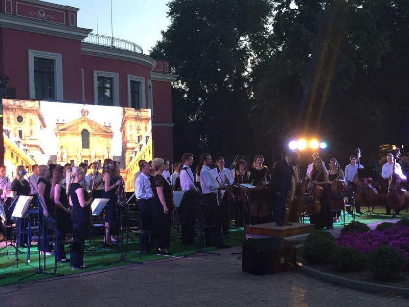 Заповнена площа, магічна музика, виступ відомого тенора-земляка &#8211; як у Кропивницькому святкували річницю перейменування