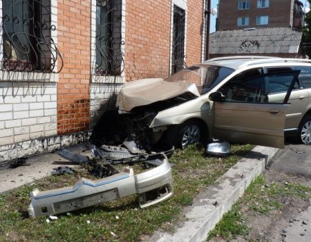 В Олександрії Citroen, обганяючи Москвич, в’їхав у будівлю. ФОТО