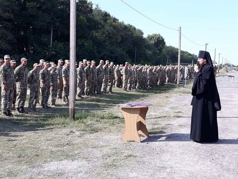 Єпископ Кропивницький і Голованівський Марк на військовому полігоні нагородив військовослужбовців