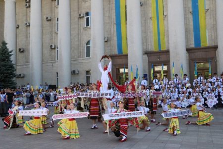 У Кропивницькому нагородили заслужених містян та презентували вишитий “Вінок Єдності”. ФОТО