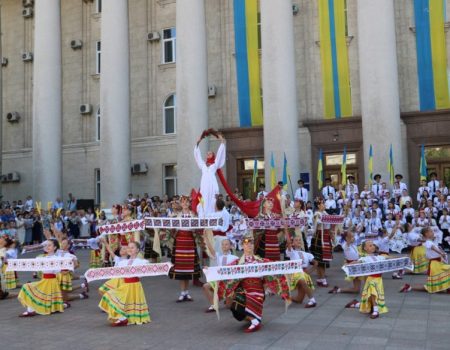 У Кропивницькому нагородили заслужених містян та презентували вишитий “Вінок Єдності”. ФОТО