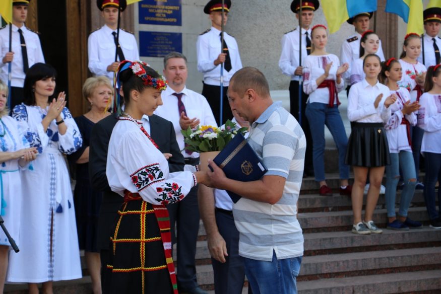 У Кропивницькому нагородили заслужених містян та презентували вишитий &#8220;Вінок Єдності&#8221;. ФОТО