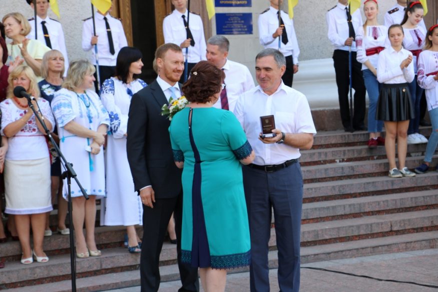 У Кропивницькому нагородили заслужених містян та презентували вишитий &#8220;Вінок Єдності&#8221;. ФОТО